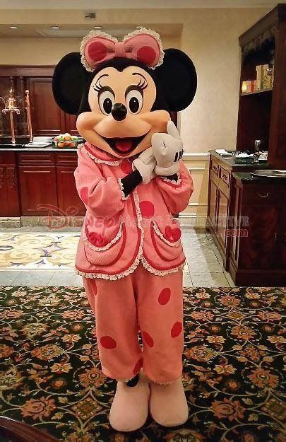 Minnie Mouse In Her Polka Dot Jammies Disney Minnie Mouse Pictures Minnie Mouse