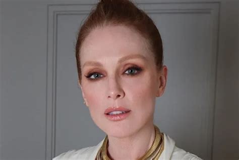 Deep Cleavage Right Down To The Stomach And “standing” Types 61 Year Old Julianne Moore Made An