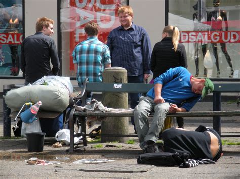 Kostenlose Foto Fußgänger Straße Traurigkeit Kontrast Obdachlos Gesellschaft