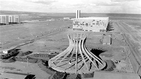 Imagen Relacionada Construção De Brasilia Brasilia Catedral De Brasília