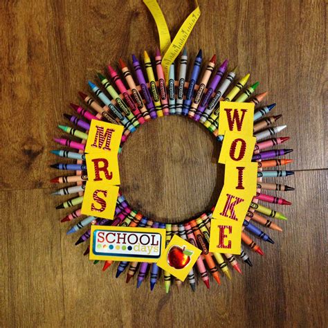 Diy Crayon Wreath For Teacher Christmas T For My Mother In Law