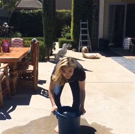 Chloe Moretz Completes Als Ice Bucket Challenge Daily Mail Online