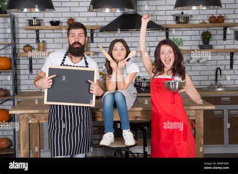 Familia Feliz En La Cocina Espacio De Copia A Bordo Familia En La