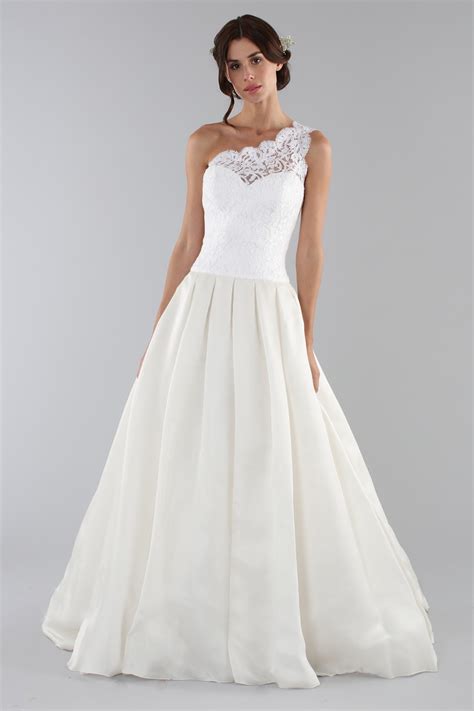 Anche se nell'immaginario collettivo l'abito da sposa è rigorosamente bianco, è già da qualche anno che siamo abituati a vedere sfumature colorate e. Noleggia online Abito da sposa con corpetto in pizzo monospalla by Ilenia Sweet by Bellantuono ...