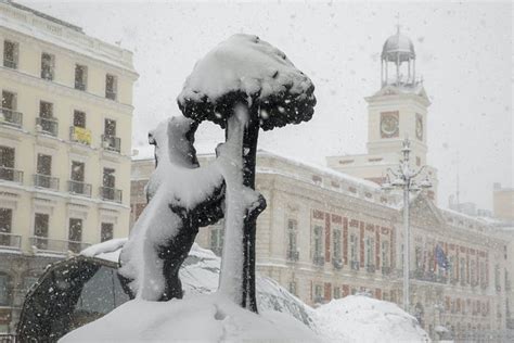 The heaviest snowfall in five decades has blanketed madrid over the past few days, after a giant storm hit southern and central spain, causing at least three deaths and prompting the authorities to activate the highest level of weather warning in the capital. Madrid is blanketed by its heaviest snowfall in decades ...