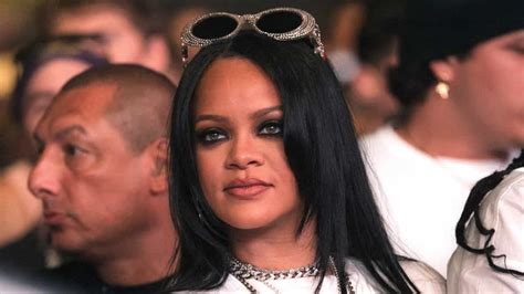 Rihanna James Corden Devient Son Assistant Personnel Pour Son Défilé