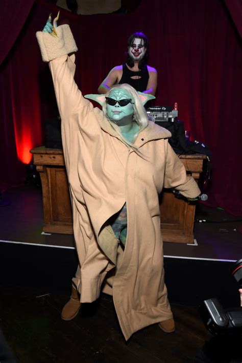 Lizzo Dressed Up As Baby Yoda From The Mandalorian And Posed For