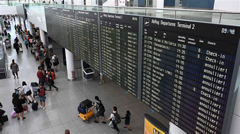 Mann Von Stattlicher Körpergrösse Löst Panne Am Flughafen In München Aus