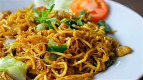 Pangsit daging ayam, udang, telur, sayur hijau, kol, tauge, dan bumbu pedas. Download Gambar Mie Goreng Enak - Gambar Makanan