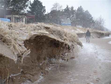 Bukit atau tebing yang terbentuk hasil tenaga endogen terkikis oleh angin. TENAGA EKSOGEN ~ BELAJAR IPS