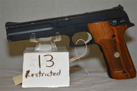 Smith And Wesson Model 422 22 Lr Cal 10 Shot Semi Auto Pistol W 152 Mm