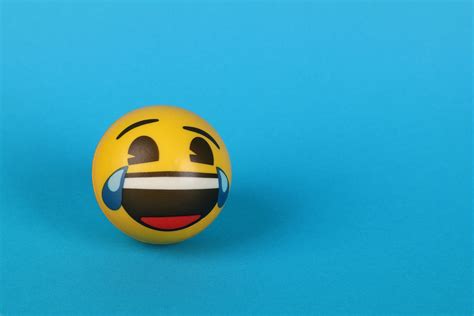 Emoji de risada lidera a lista de ícones mais usados em