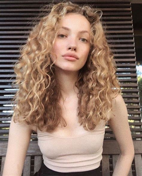 Blonde Wavy Hair Natural Preeminence History Diaporama