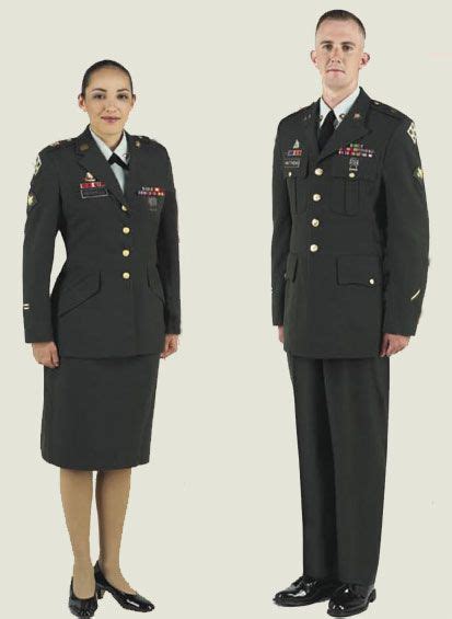 Us Army Womens Uniforms Male And Female Enlisted Soldier Standing At