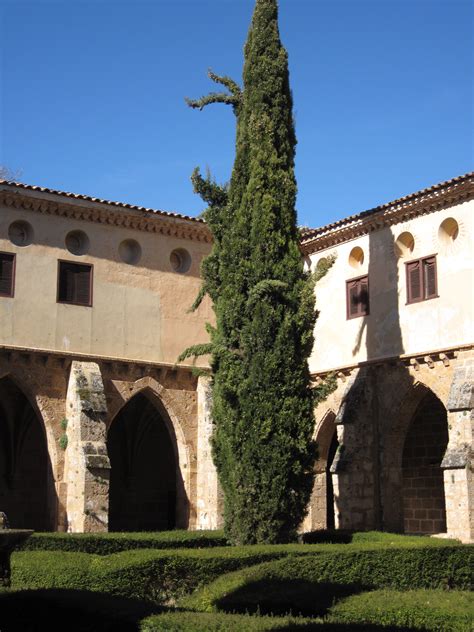 Se calienta con estufas de leña, se ilumina con energía solar y. Monasterio de Piedra | Monasterio de piedra, Zaragoza, España