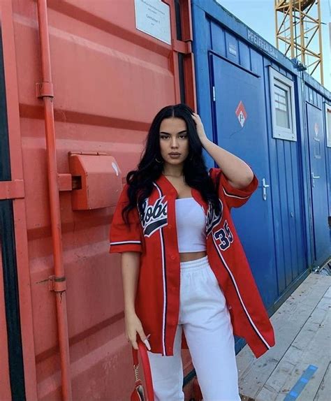 19 Cute Ways To Wear A Sports Jersey Stylish Outfit Ideas — Nikki Lo Casual Sporty Outfits