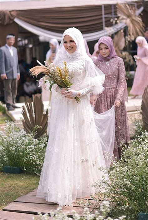 Pilihlah gaun pengantin yang membuatmu merasa percaya diri saat menggunakannya. 20+ Inspirasi Gaun Pernikahan untuk Calon Pengantin ...