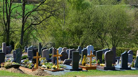 Vandalismus Auf Friedhof Gräber Beschädigt Ems Tv
