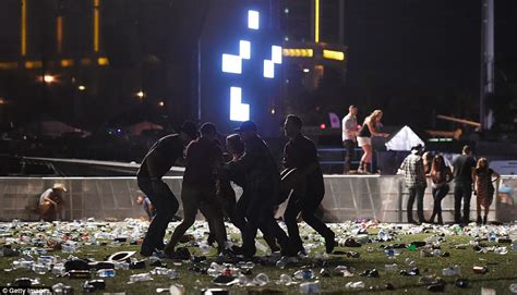 Thousands Of Music Fans Flee From Las Vegas Shooting Daily Mail Online