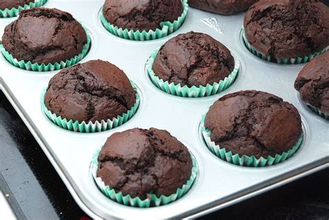 Mørk Chokolade Muffins Med Chokoladestykker Opskrift Chokolade