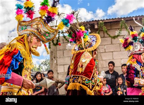 Parramos Guatemala Diciembre bailarines de danza folklórica tradicional en las