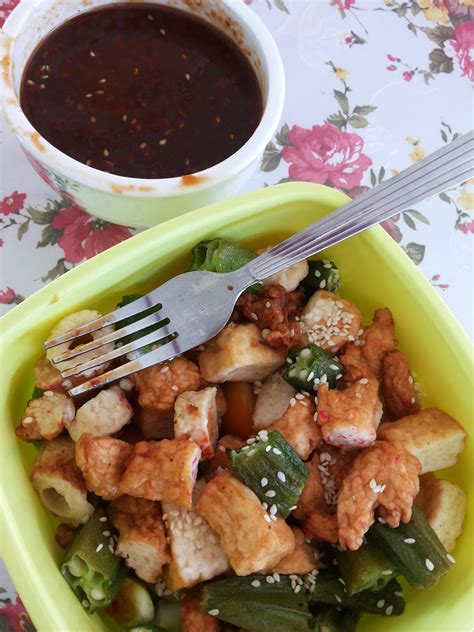 Yong tau foo is a hakka chinese food, which literally means stuffed tofu fish and/or meat paste is stuffed in tofu and bean curd skin, and hence the name. cerita tentang SEGALA: Yong Tau Fu