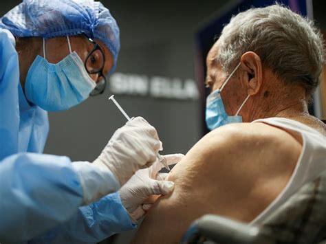 Vacunan Con Jeringa Vacía A Anciano En Colombia