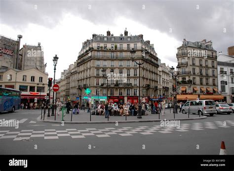 La Plaza Place Blanche En París Es Un Popular Destino Turístico Famoso