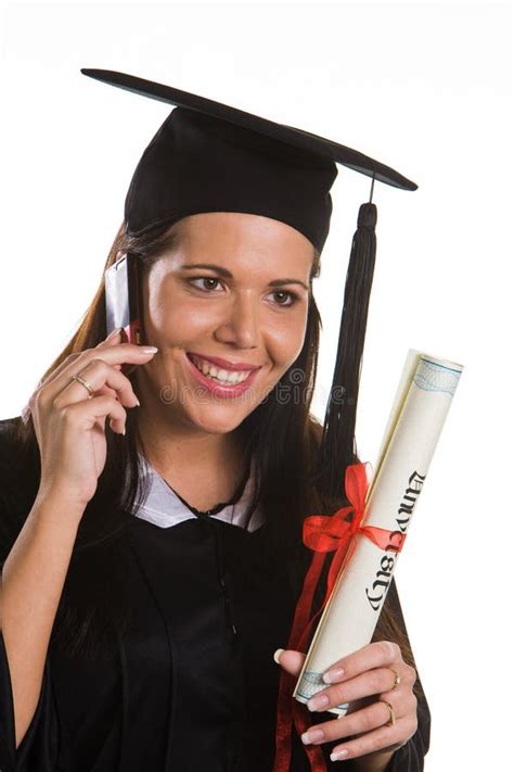 jonge vrouw die met een diploma een diploma wordt behaald stock foto image of doctoraatstitel