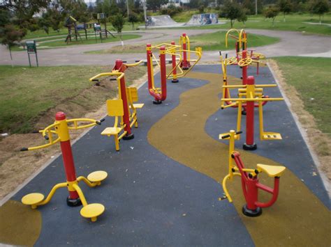 Te ofrecemos hasta 6 juegos para niños al aire libre, preferentemente para jugar en el bosque o en algún lugar en donde haya árboles y abunde la vegetación. Juegos Biosaludables | Parques infantiles, Gimnasio al ...