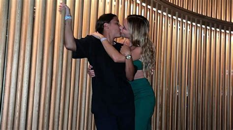 Footballers Sam Kerr And Kristie Mewis Kiss Again For Instagram Here S Their Love Story In