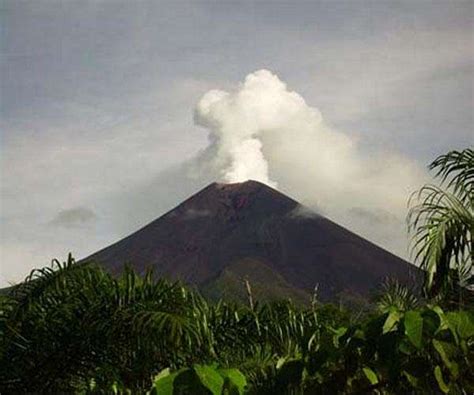 Papua New Guineas Ulawun Volcano Erupts