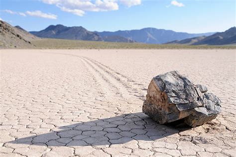 330 項moving Rocks Death Valley照片檔、圖片和免版稅影像 Istock