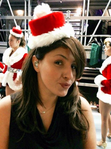 Έχει αναδειχτεί κυρίως από τη νίκη της στο διαγωνισμό τραγουδιού της eurovision. Η... αγιοβασιλίτσα Έλενα Παπαρίζου!