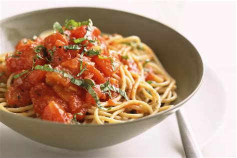 No Heat Fresh Tomato Sauce With Hot Spaghetti Recipe Pasta Dishes Fresh Tomatoes Cooking