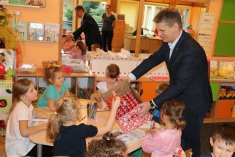 Szczepienie przeciw grypie to najlepszy sposób zapobiegania groźnym powikłaniom. Burmistrz odwiedził dzieci z okazji Mikołajek - eSzamotuly.pl