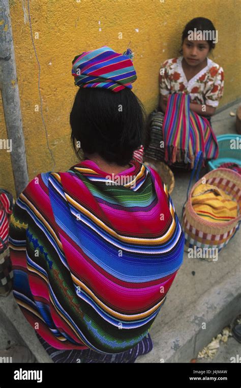Guatemala Santa Clara La Laguna Mercado Semanal Mujer Ni O Ni A Indio Acera Calle