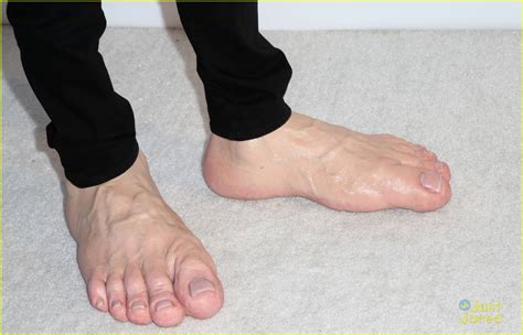 Jim Carrey Giant Feet At Elton John Oscars Party 2013 Photo 2819778