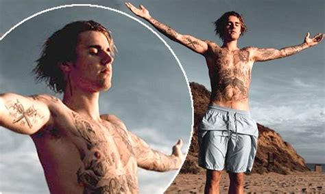 Shirtless Justin Bieber Drives Fans Wild While Showing Off Torso Daily Mail Online