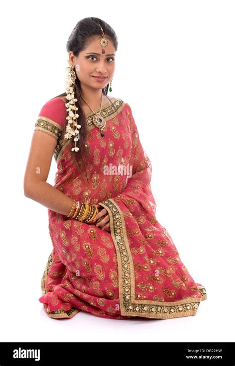 Retrato De Cuerpo Completo Chica India Tradicional En Sari Ropa Sonriendo Arrodillados En El