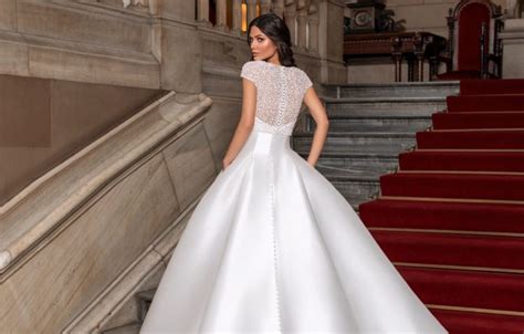 Sleeveless Wedding Dress With Princess Cut Pronovias