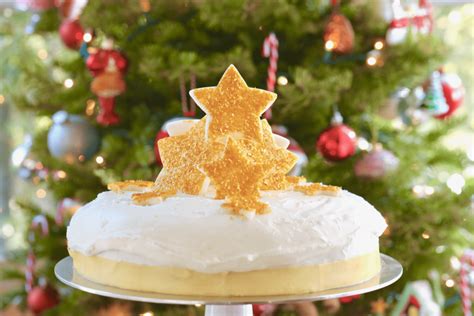 Whether you are looking for a gingerbread, cranberry or whatever kind of holiday cake, scroll through the pictures below and see if anything catches your. Simple And Beautiful Christmas Cake Decorating Tips