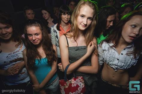 ロシア ナイトクラブで女子小中学生と乱交パーティー 参加費は800円 軍荼利
