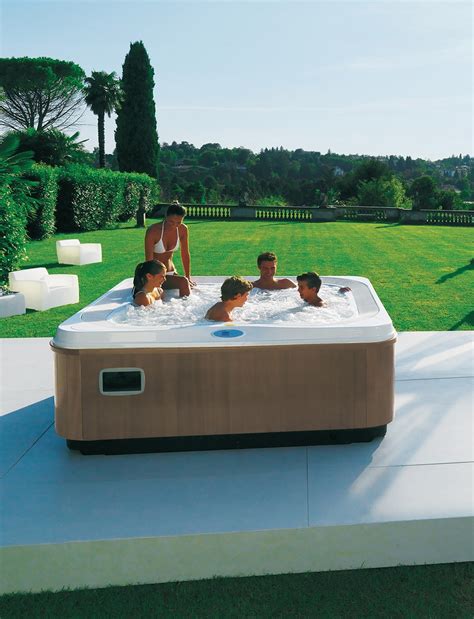 Shop By Size Jacuzzi® Hot Tubs And Aquavia Spas For Sale