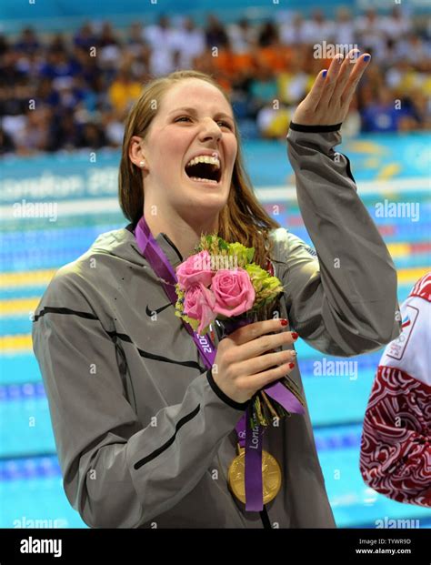 Usas Missy Franklin Blows A Kiss To The Crowd With Her Gold Medal In