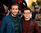 Jake Gyllenhaal y Tom Holland abrazaditos en un sofá es todo lo que ...