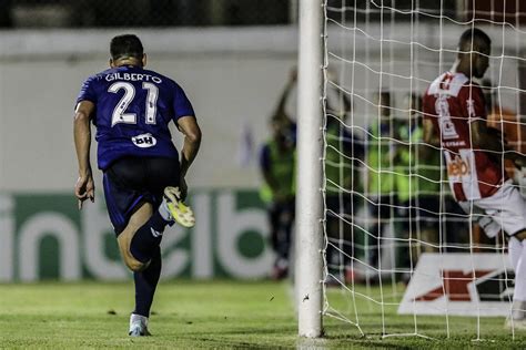 Você não vai acreditar nesse golaço que Gilberto fez pelo Cruzeiro