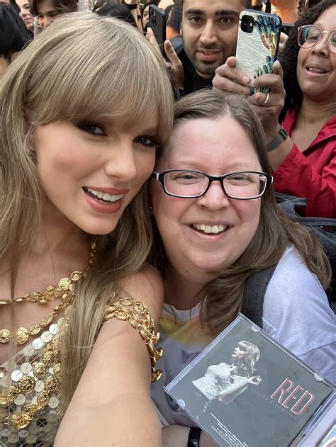 Taylor Swift Updates 🕰 On Twitter 📷 Taylorswift13 Taking Photos With Fans Outside Of Tiff22