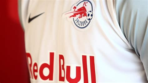 Red bull arena salzburg 30.188 места. Red Bull Salzburg: Champions-League-Trikots mit neuem Logo ...