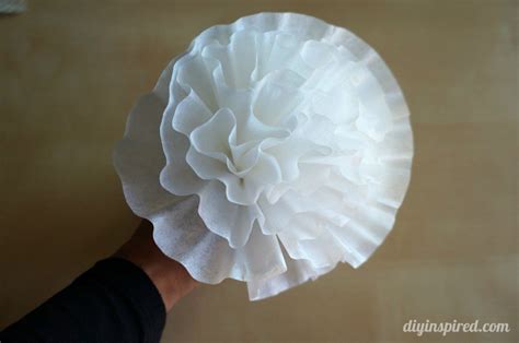 I've been eyeballing these things on pinterest for months, waiting for you make about 6 of these, then you roll out a long strip of tape and stick the coffee filters on one by one. 33+ DIY Coffee Filter Flowers Tutorials